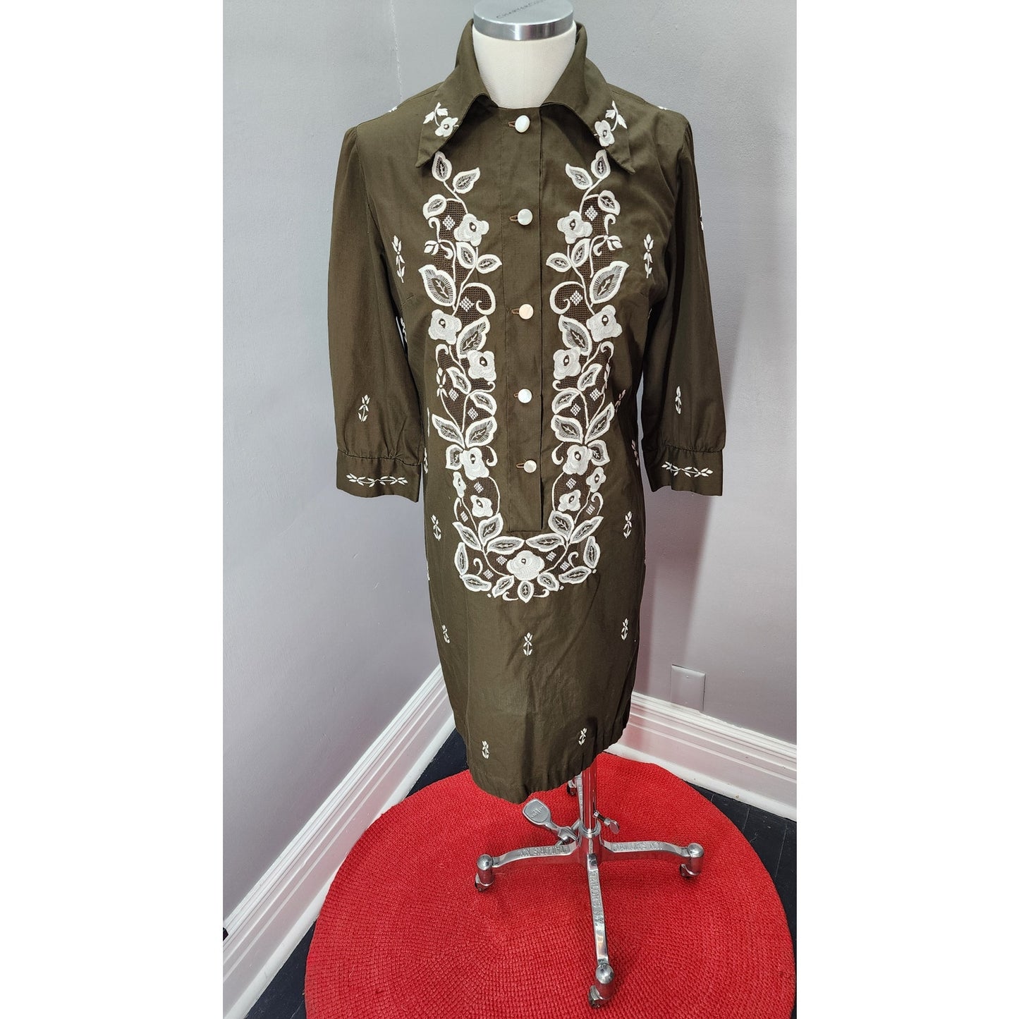 70s Vintage Tesoro's Embroidered Brown Shift Dress - S