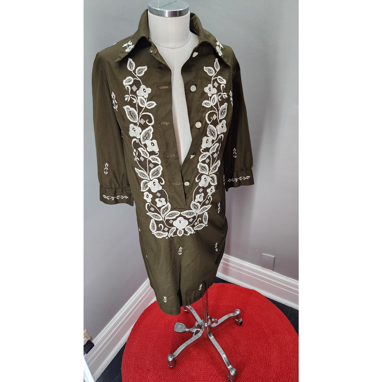 70s Vintage Tesoro's Embroidered Brown Shift Dress - S