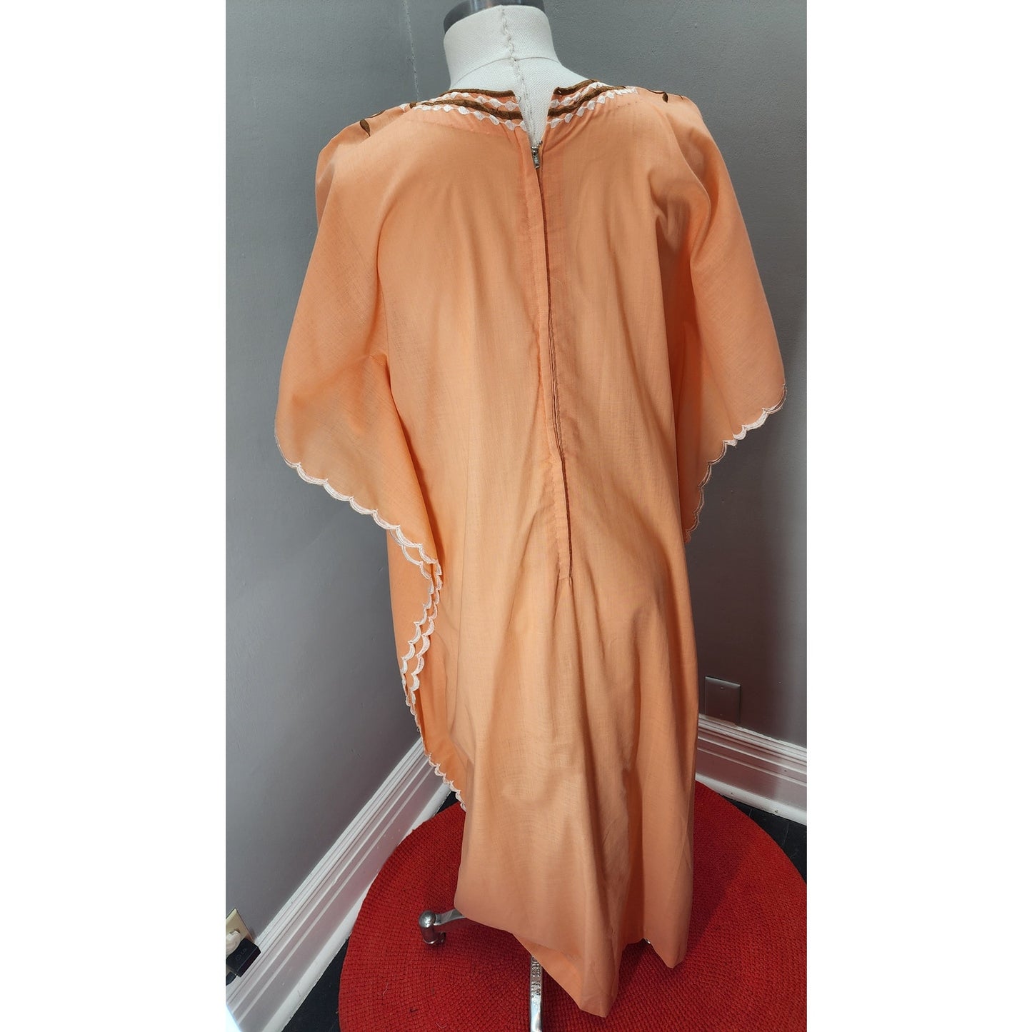 70s Vintage Handmade Embroidered Caftan Kaftan, Peach - M