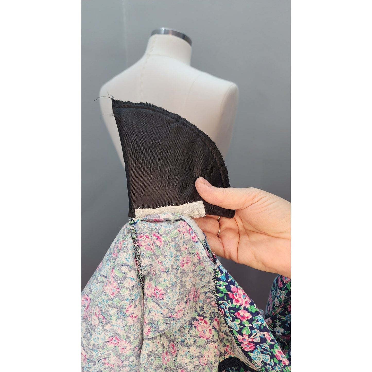 80s Vintage Handmade Cotton Floral Wiggle Dress - M