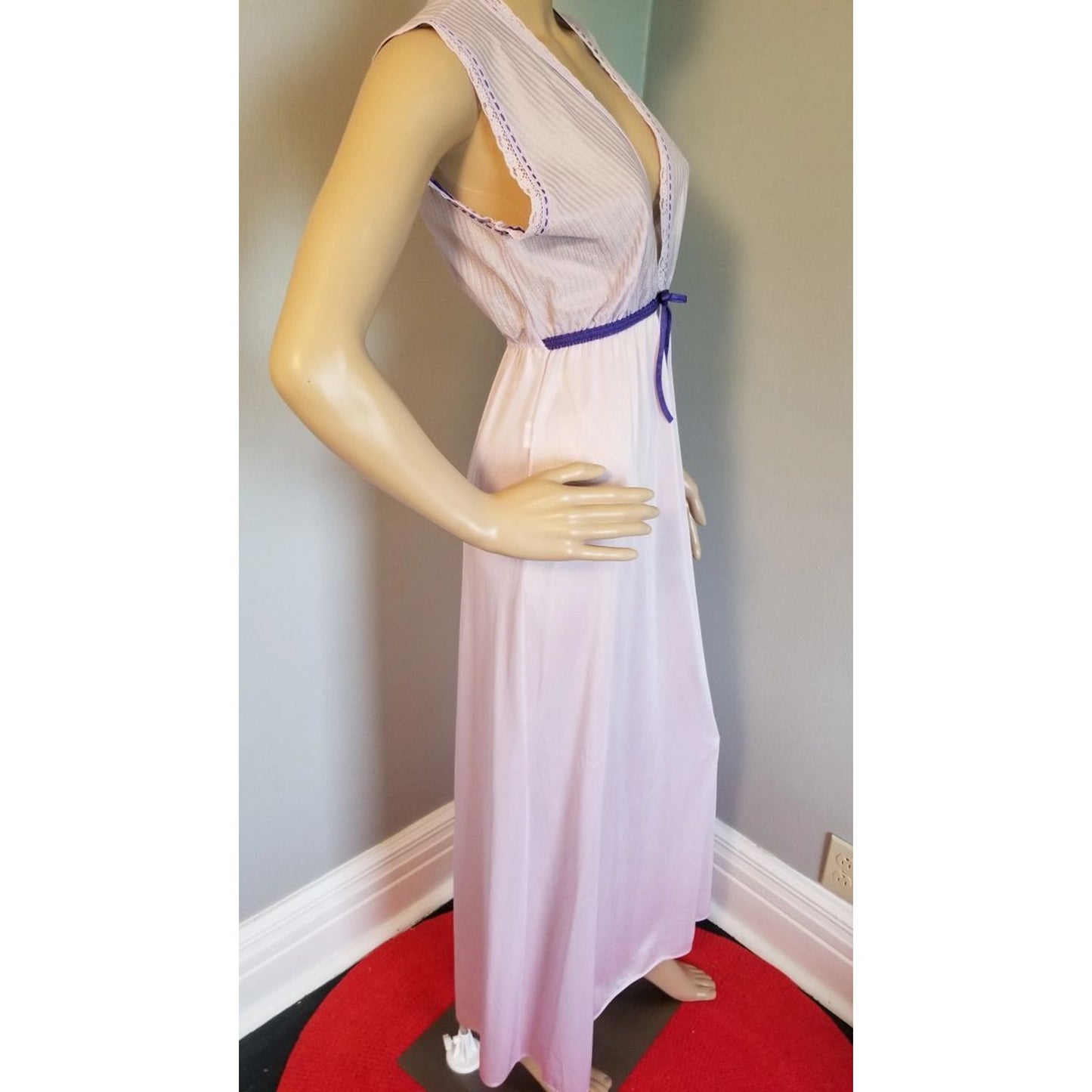 70s Vintage Glencraft Lavender Column Gown with a V-neck....down to there - M
