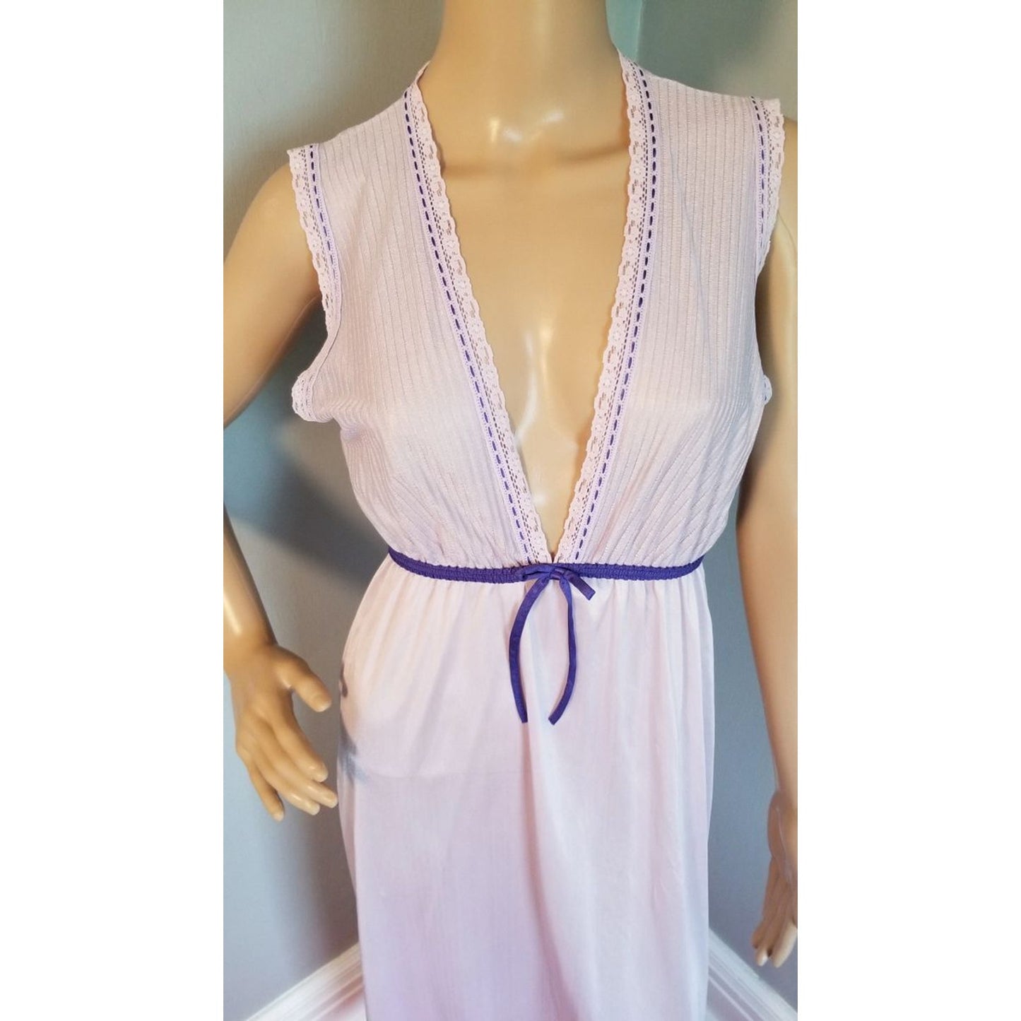 70s Vintage Glencraft Lavender Column Gown with a V-neck....down to there - M