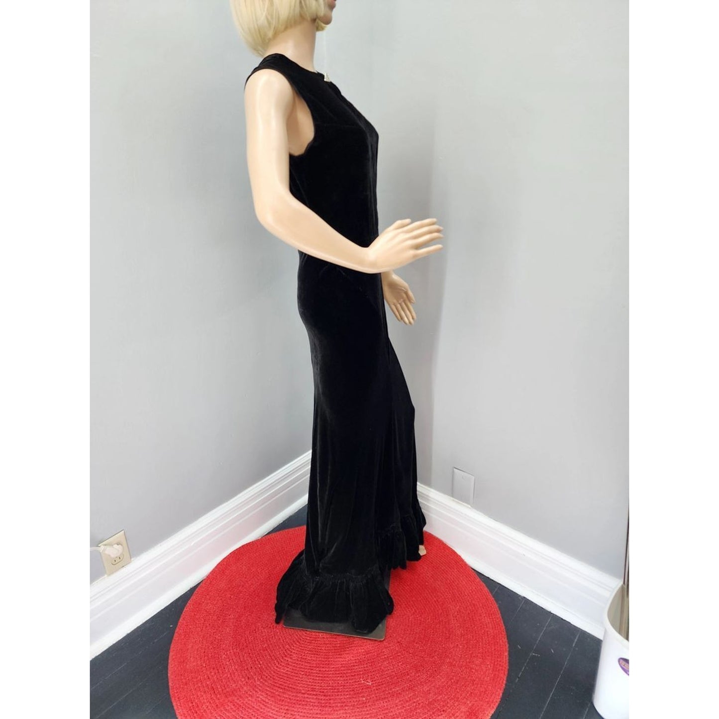 1930s Vintage Black Silk Velvet Sleeveless Mini-Trumpet Gown - S